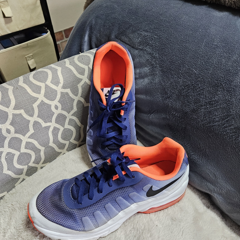 Nike Men’s Sneakers in Navy and Bright Orange